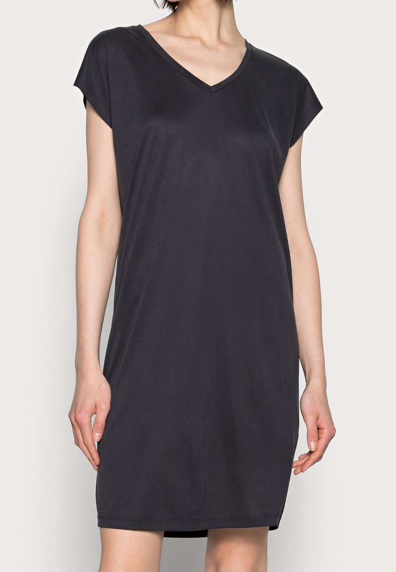 Robe noire à col en V avec manches courtes, fabriquée en tissu lisse. Elle présente une coupe ample et un ourlet droit, offrant une silhouette décontractée.