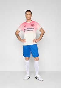 New Balance BAYER AWAY SHORT SLEEVE - Article de supporter d'équipe de club - away