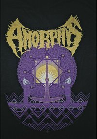 Černé tričko s zlatým textem "Amorphis" a detailním purpurovým grafickým návrhem geometrických tvarů a symbolů, včetně slunce a váhy.