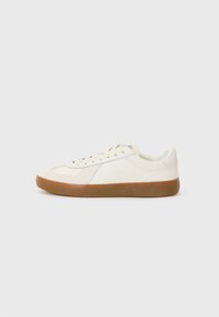 BASESHOT PRO 225 - Zapatillas - off white/gum