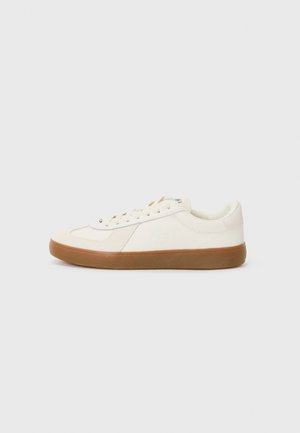BASESHOT PRO 225 - Trainers - off white/gum