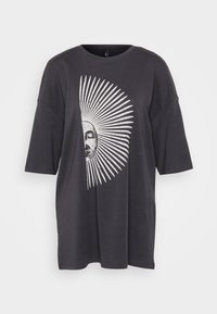 Crni oversize T-shirt s bijelim grafikom sunca s zrakama i licem. Izrađen od mekanog pamuka, s kratkim rukavima i okruglim izrezom.