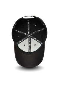 Schwarze Kappe mit rundem Schirm, ausgestattet mit einem grauen Innenfutter und Logodetails an den inneren Nähten. Entworfen für einen figurbetonten Stil.