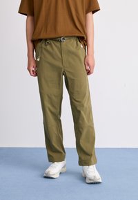 Pantaloni ușori de culoare verde măslin, cu talie elastică, curea ajustabilă și material texturat. Include buzunare laterale și panouri la genunchi.