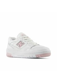 Vita lädersneakers med rosa accenter, perforerat mönster, rund tå, vadderad sula och framträdande "N"-logotyp på sidan.