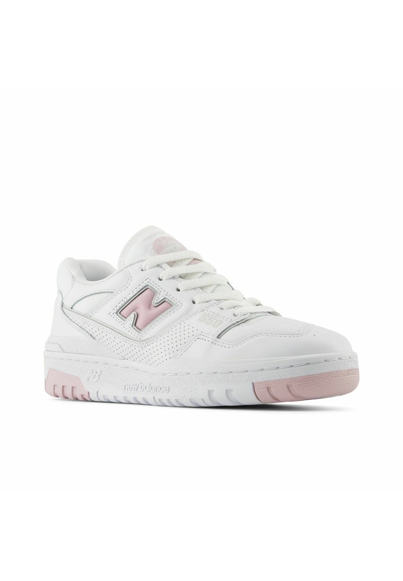 Zapatillas de cuero blancas con acentos rosa, diseño perforado, punta redonda, suela acolchada y un destacado logo "N" en el lateral.