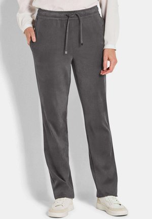 Grijze, losvallende joggingbroek met een elastische tailleband en een verstelbaar trekkoord. Zachte textuur en zijzakken, gecombineerd met witte sneakers.