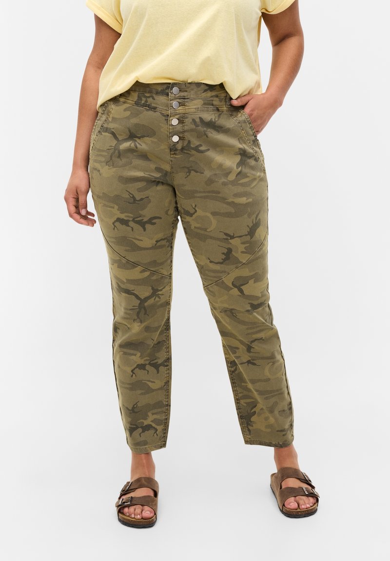 Kalhoty s maskáčovým potiskem v olivově zelené barvě se zvýšeným pasem, uzávěrem na pět knoflíků a bočními kapsami. Tkanina vypadá pevně a má hladkou texturu.