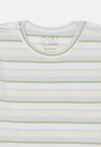 Body en coton doux à rayures, présentant des rayures horizontales bleu clair, vert et blanc, avec des boutons-pression à l'épaule pour un habillage facile.