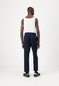 Tommy Jeans ISAAC PANT - Trousers - dark night navy