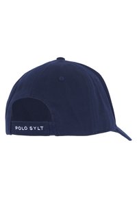 Dunkelblaue Baumwoll-Baseballmütze mit gebogenem Schild, verstellbarem Riemen hinten und weißem, gesticktem "POLO SYLT"-Logo. Glatte Textur.