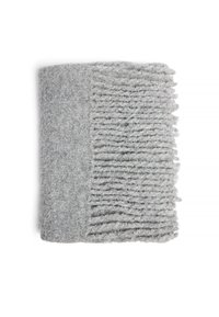 Grau gewebte Wolldecke mit einer Seite mit Fransen und einer glatten Textur, die einen Kontrast zwischen den beiden Designs schafft.