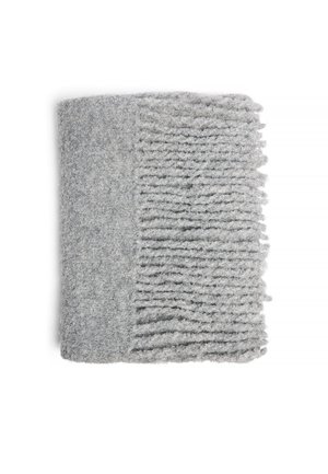 Pilkas austas vilnonis pledas, turintis vieną pusę su kutais ir glotnią tekstūrą, sukuriantis kontrastą tarp dviejų dizainų.