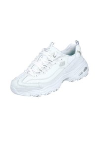 Zapatilla deportiva blanca con parte superior sintética texturizada, diseño de cordones, cuello acolchado y suela de goma distintiva con ranuras para tracción.