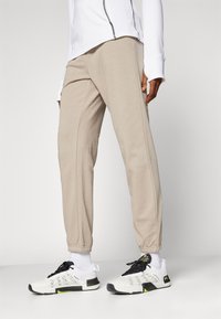 Under Armour RIVAL TERRY JOGGER  - Träningsbyxor - solid timberwolf taupe/white