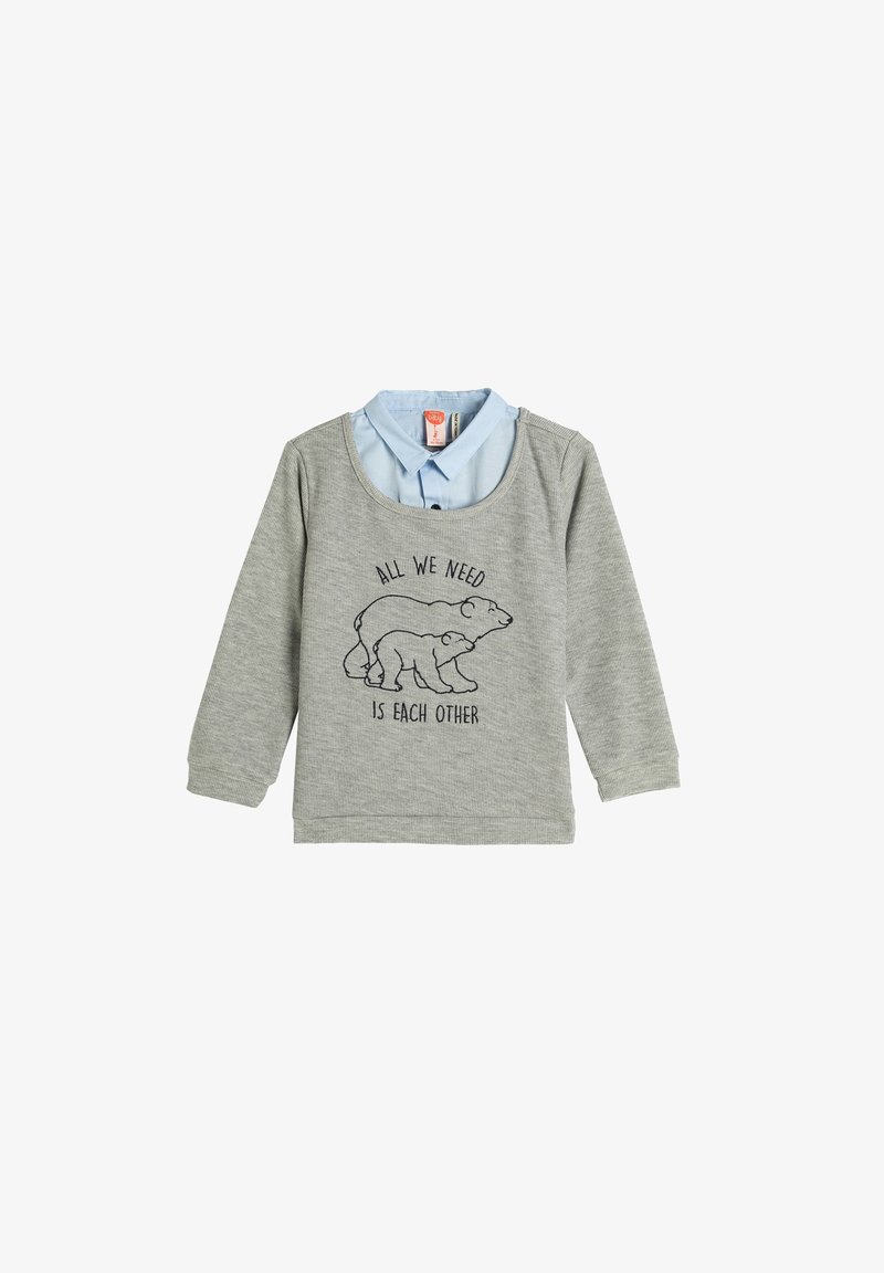 T-shirt gris à manches longues pour tout-petit avec détail de col bleu, avec un dessin au trait noir de deux ours et le texte « Tout ce dont nous avons besoin, c’est l’un l’autre. »