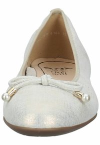 Ballerines gris clair en tissu texturé, bout arrondi, détail nœud avec accent perle, et une semelle flexible marron clair.