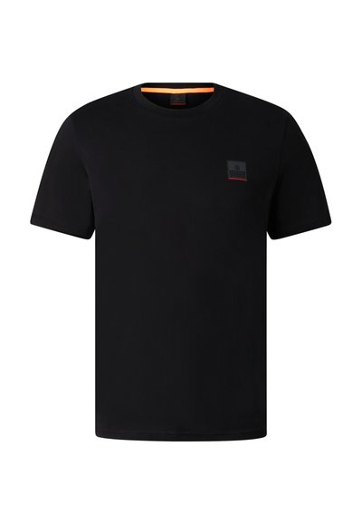 Simpel sort T-shirt med korte ærmer og rund halsudskæring, lille firkantet logopatch på venstre bryst og diskret orange kant indeni kraven.