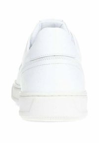 Sneaker bianca con tomaia in pelle liscia, colletto imbottito e suola in gomma con un motivo testurizzato per una migliore aderenza.