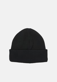Gorro de malha preto com uma dobra na parte inferior, textura suave e topo sem costura. Leve e adequado para tempo frio.
