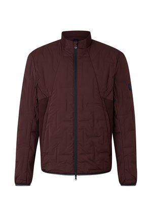 Vínově červená péřová bunda s vysokým límcem, předním zipem a síťovanými panely po stranách. Texturovaný, izolovaný materiál s přiléhavým střihem.