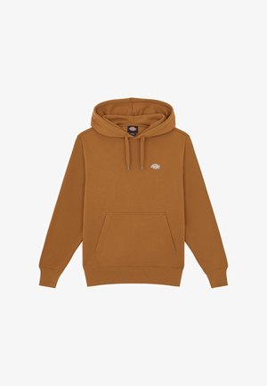 Brun hoodie med en frontlomme og snoretræk i hætten, med et lille logo på brystområdet, sat mod en hvid baggrund.