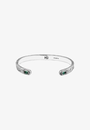 Sterling sølv armbånd med en struktureret finish, der har to rektangulære grønne ædelsten i hver ende. Stemplet 925.