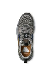 Singola sneaker grigia con motivo a spina di pesce, suola screziata, dettagli blu e marroni, stringhe grigie e soletta con texture in sughero etichettata "Flower Mountain".