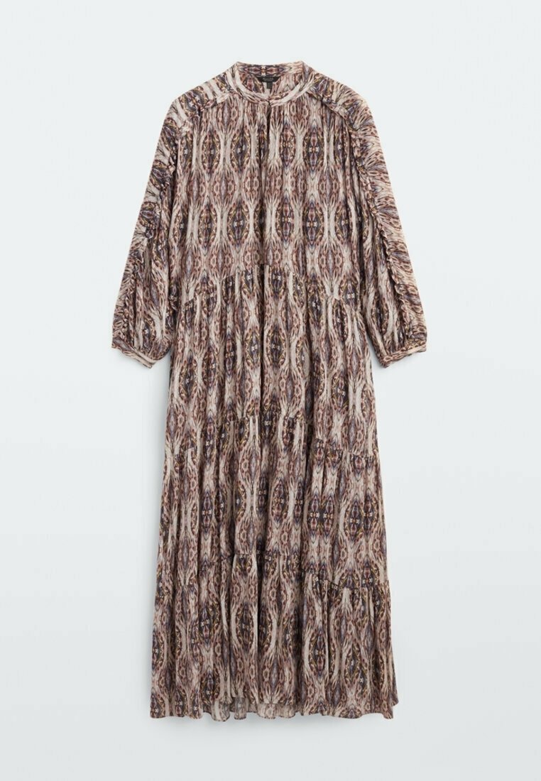 Robe maxi en tissu léger, présentant un motif complexe marron et beige, un col haut et de longues manches bouffantes avec des accents froncés.