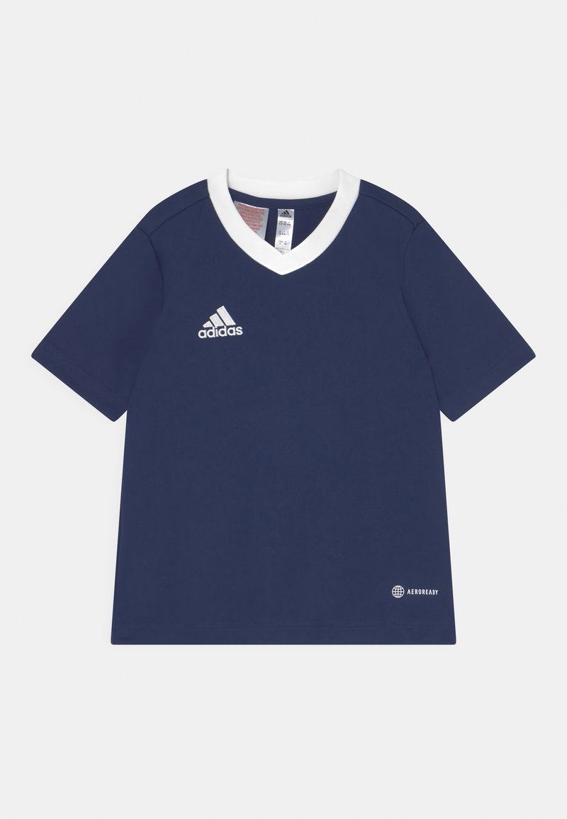 Jersey de manga corta azul marino con un cuello en V blanco y el logotipo de Adidas bordado en el lado izquierdo del pecho. Cuenta con la marca AEROREADY.