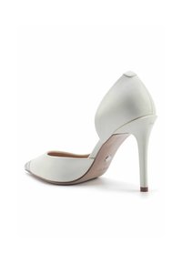 Bílé vysoké podpatky vyrobené z hladké kůže, s špičatou špičkou a jemným stříbrným akcentem na přední části. Elegantní design a stiletto podpatek.