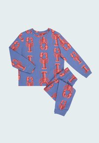 Conjunto de pijama con estampado de langostas en suave tejido azul claro. La parte superior de manga larga y los pantalones a juego presentan ilustraciones repetidas de langostas rojas.