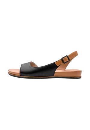 Sort og tanlæder flad sandal med åben tå, slingback-rem og justerbar sort spænde.