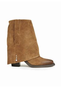 Bruine suède enkelboot met een gevouwen ontwerp, ronde neus, lage gestapelde hak en drie decoratieve knopen aan de zijkant.