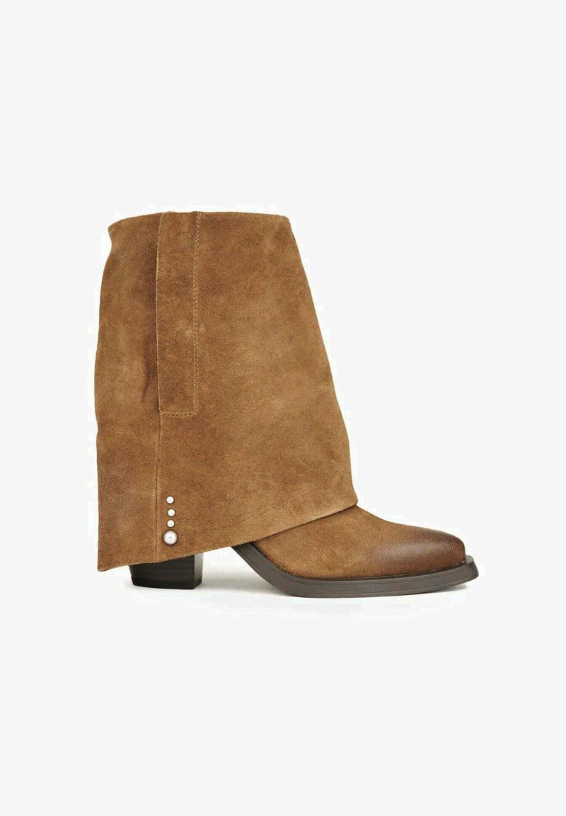 Bruine suède enkelboot met een gevouwen ontwerp, ronde neus, lage gestapelde hak en drie decoratieve knopen aan de zijkant.