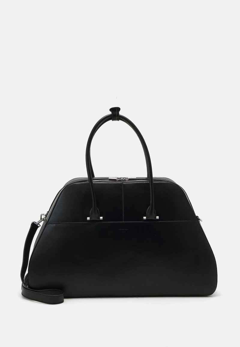 Μαύρη δερμάτινη τσάντα χειρός με δομημένο σχέδιο, διπλά χερούλια και ασημένια μεταλλικά στοιχεία. Διαθέτει αποσπώμενο ιμάντα ώμου και λεία υφή.