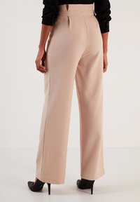 LELA REGULAR FIT - Broek - mink