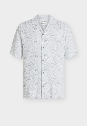 Valge lühikeste varrukatega nööpidega särg, millel on helehall troopilise mustriga palmipuude ja majakeste kujutised rombikujuliselt.