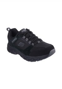 Zwarte waterdichte sneakers met een bovenwerk van mesh en suède, afgeronde neus, gevoerde kraag en een gestructureerde rubberen buitenzool. Veters met metalen oogjes.