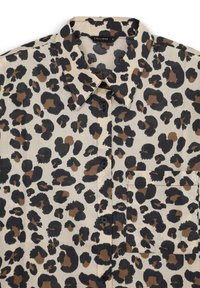 Beige Hemd mit Knopfleiste, mit einem schwarz-braunen Leopardenmuster und einer Brusttasche.