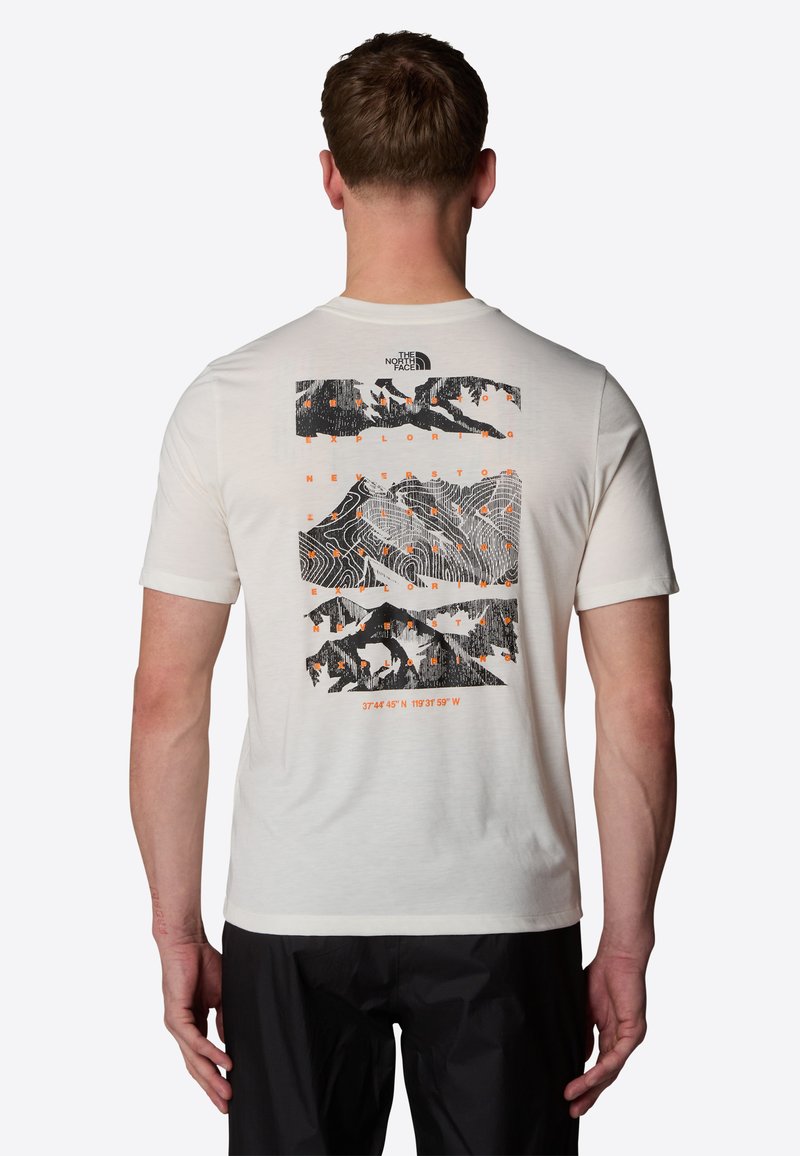 The North Face FOUNDATION MOUNTAINS FACES - Camiseta estampada - white dune