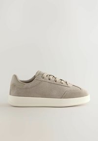 Lys grå suedet sneaker med en struktureret overflade, rund tå, flad hvid gummisål og beige snørebånd. Minimalistisk design med subtile detaljer.