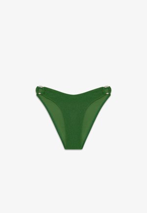 Zelené bikini dolné časti s hladkým textúrovaným materiálom, vysokým strihom a striebornými kovovými akcentmi po stranách.