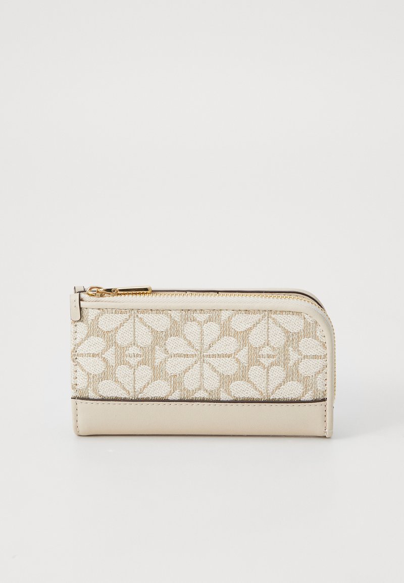 Beige plånbok med en texturerad tygpanel med blommönster, gyllene dragkedja och slätt läder underdel. Kompakt rektangulär form.