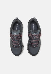 Columbia PEAKFREAK™ II OUTDRY™ - Hiking shoes - graphite/salmon rose