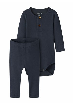 Body bébé bleu marine côtelé à manches longues, avec deux boutons en bois, et pantalon assorti à taille élastique.