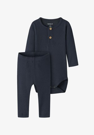 Body bébé bleu marine côtelé à manches longues, avec deux boutons en bois, et pantalon assorti à taille élastique.