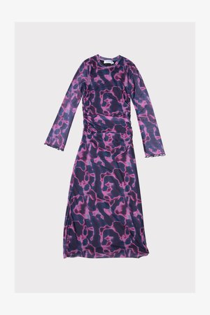 Vestido de manga longa em padrão abstrato roxo e rosa, com lados franzidos e bainhas onduladas, feito de tecido leve e elástico.