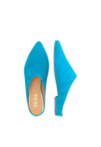 Pantofi slip-on din suede turquoise, cu vârful ascuțit și toc mic. Textură netedă, cu un design curat și detalii minime.