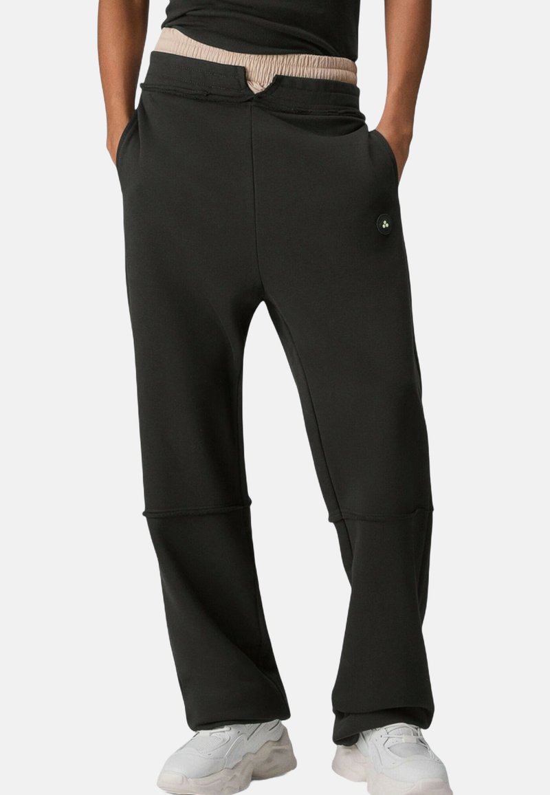 Schwarze Jogginghose aus glattem Stoff, mit beigefarbenem elastischem Bund, Seitentaschen und einem kleinen Logodetail an einem Bein.